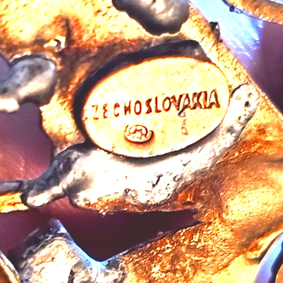 Stunning Glow Czechoslovakian Lime Green Crystals - Picture 9 of 9